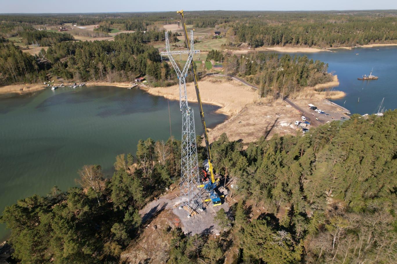 50 metriä korkeat voimajohtopylväät nostettiin Rymättylässä, kuva: Havator