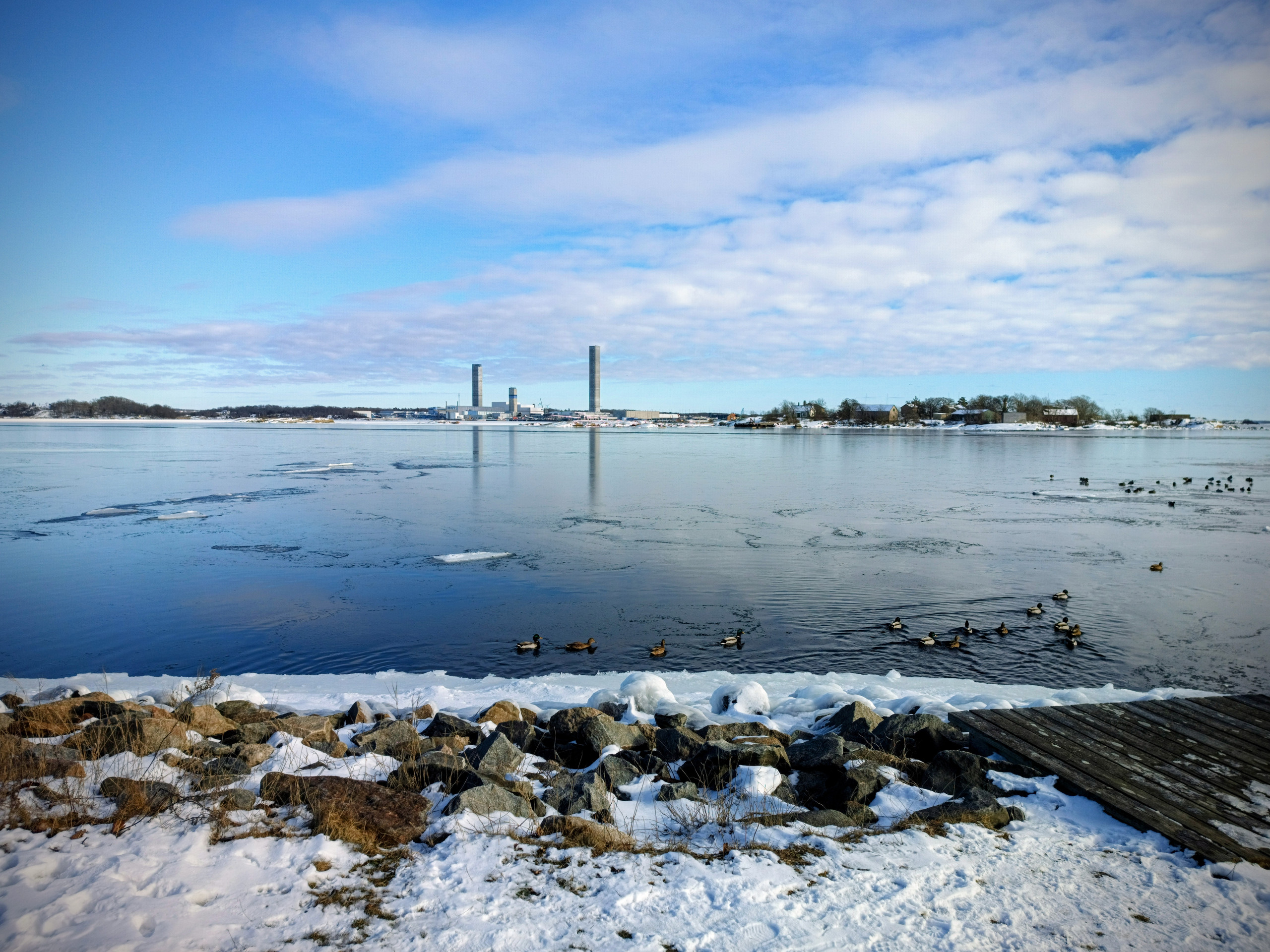 Merikaapelin valmistustorni Karlskronassa sijaitsee Itämeren rannalla. Karlskronan merellinen keskusta on UNESCO:n maailmanperintökohde.