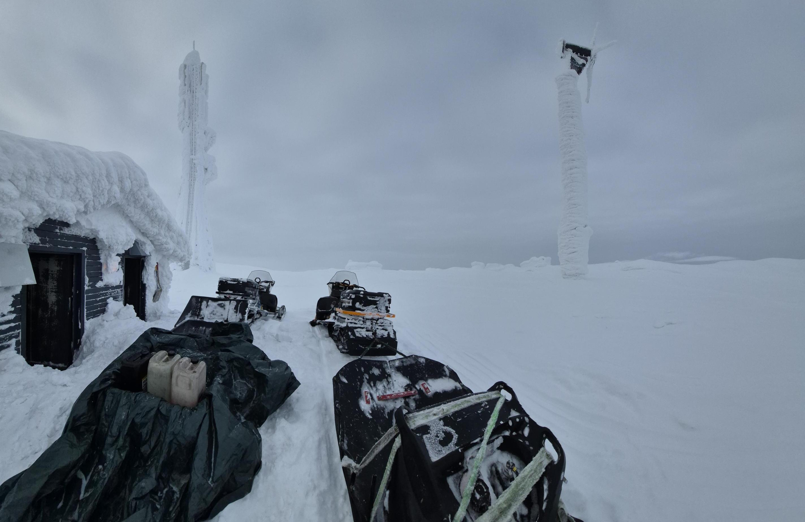 Asennuskeikalle ajetaan moottorikelkalla
