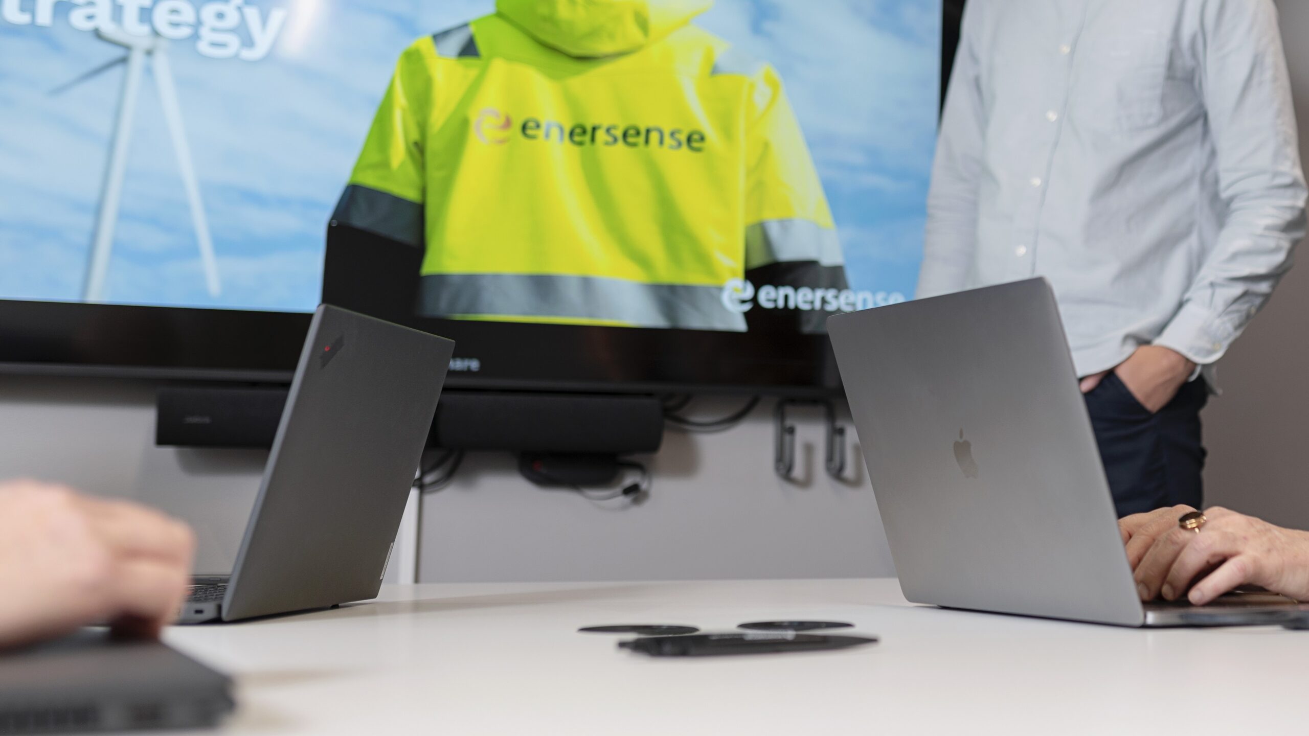 Kokoustilanne Enersensen toimistossa
