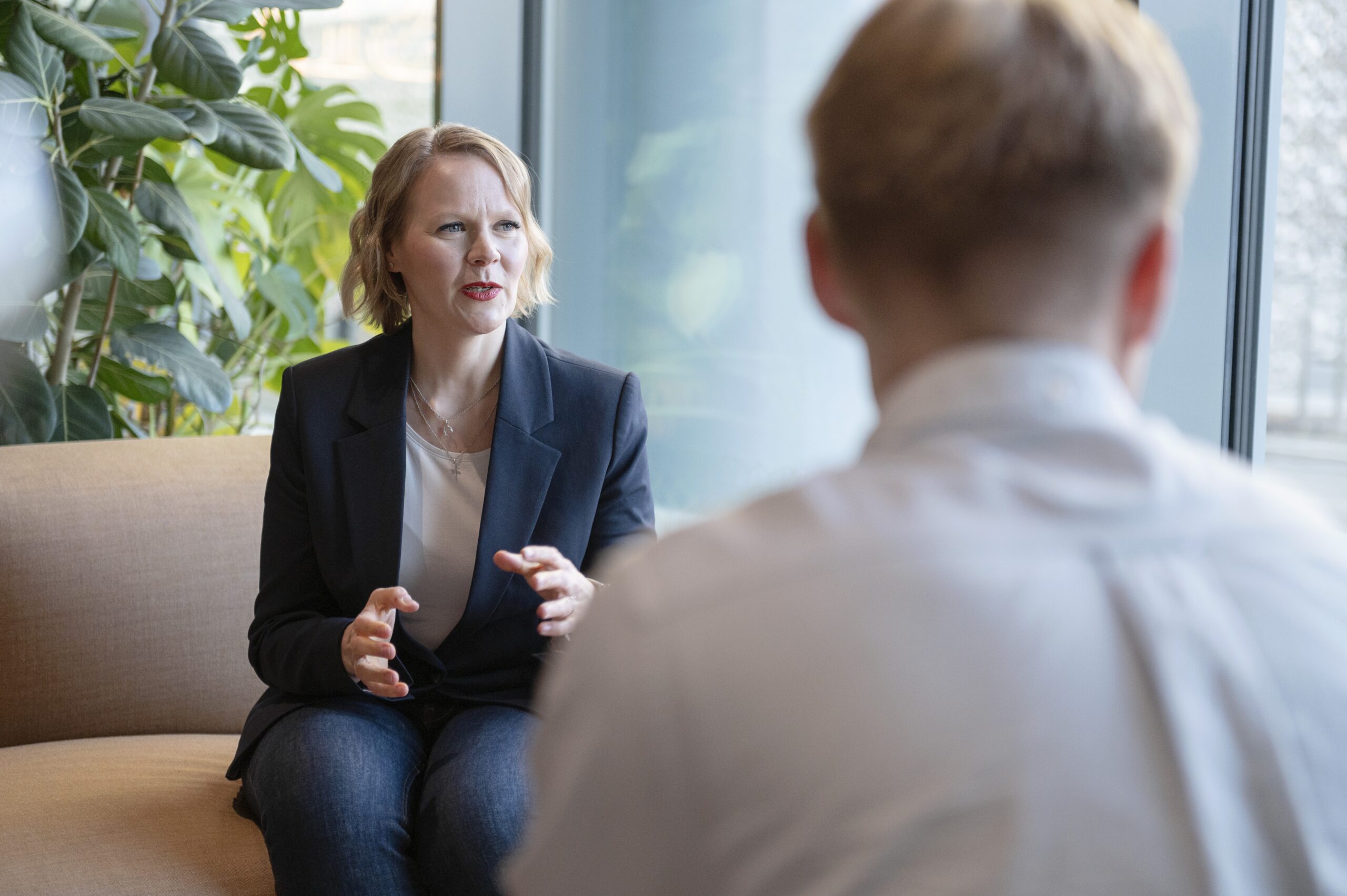Rekrytointikeskustelu Enersensen toimistossa
