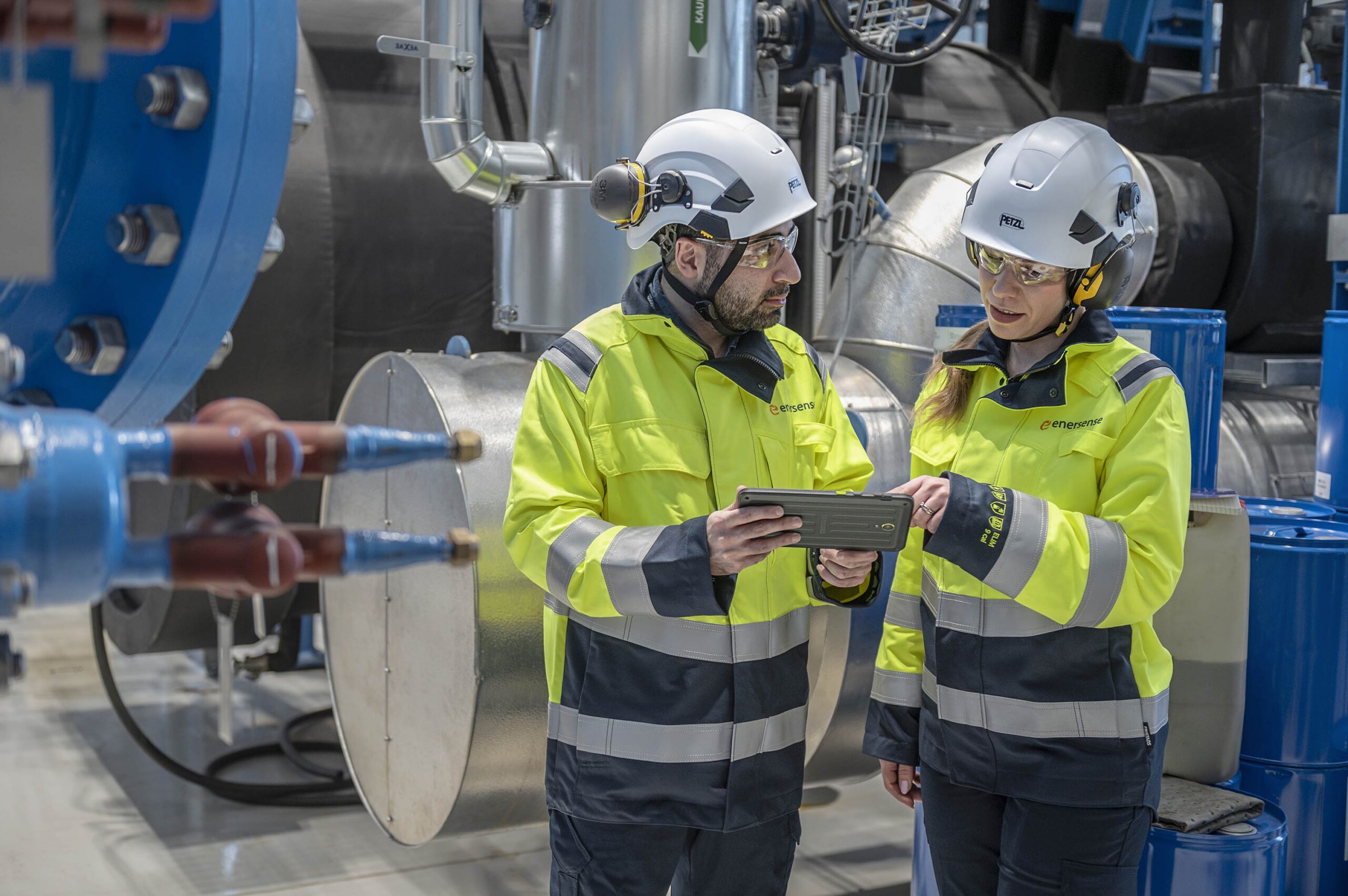Enersensen asiantuntijoita keskustelemassa teollisuuden projektiratkaisuista Vuosaaressa