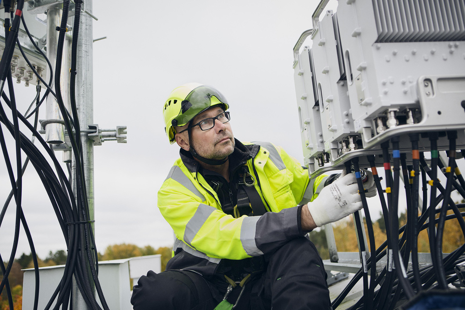 Enersensen työntekijä työskentelee tietoliikennelaitteiden parissa