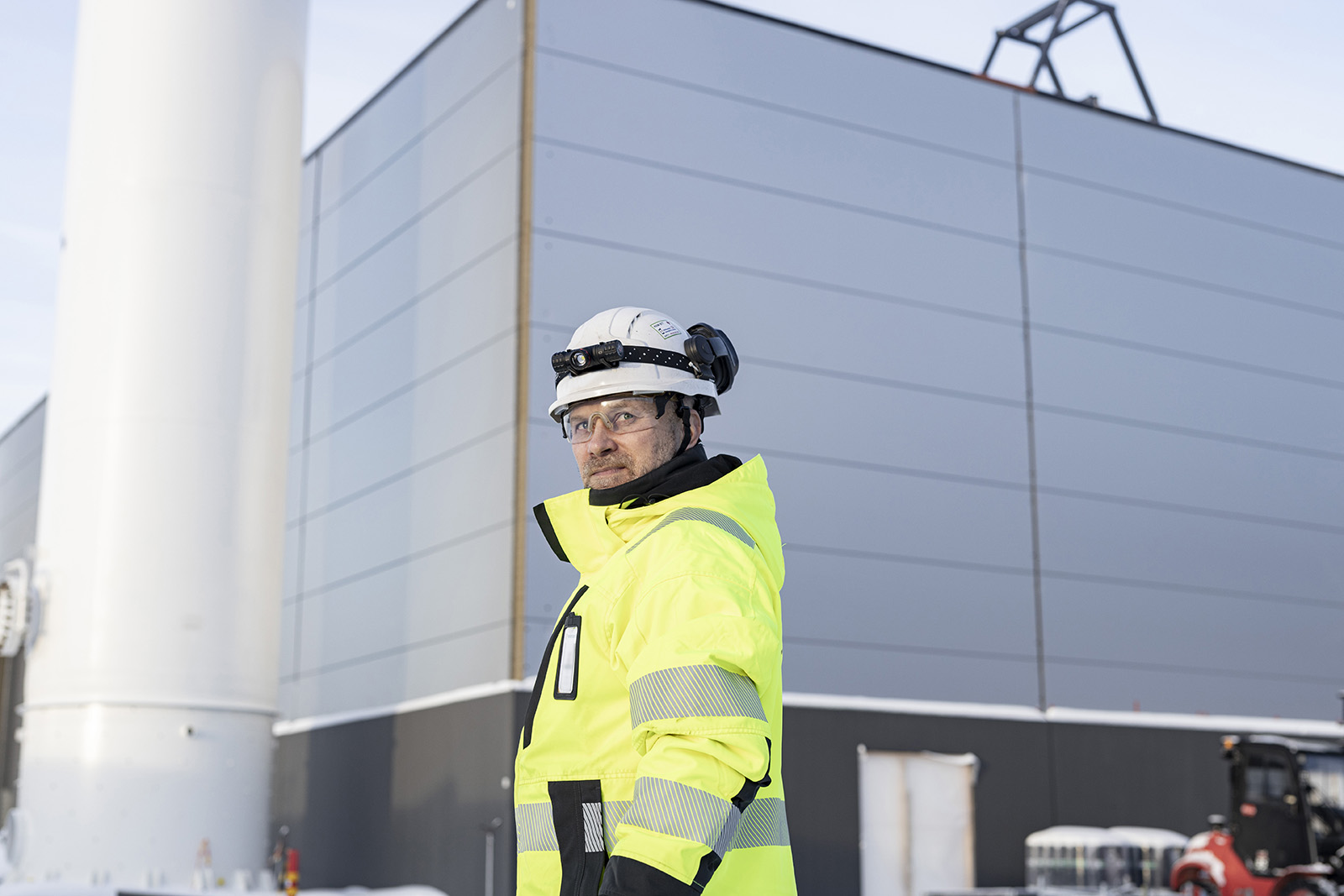 Enersensen työntekijä datakeskuksen ulkopuolella