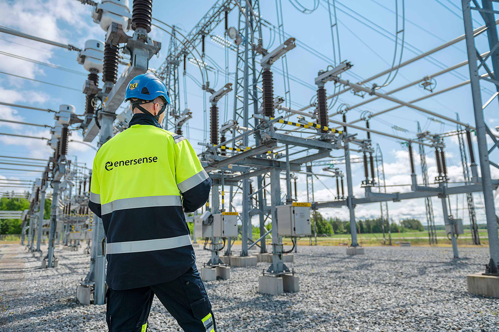 Enersensen työntekijä sähköasemalla
